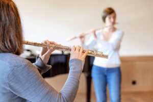 Eine Frau, die Flöte spielt