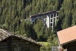 Ein Zug fährt über das Langwieser Viadukt.